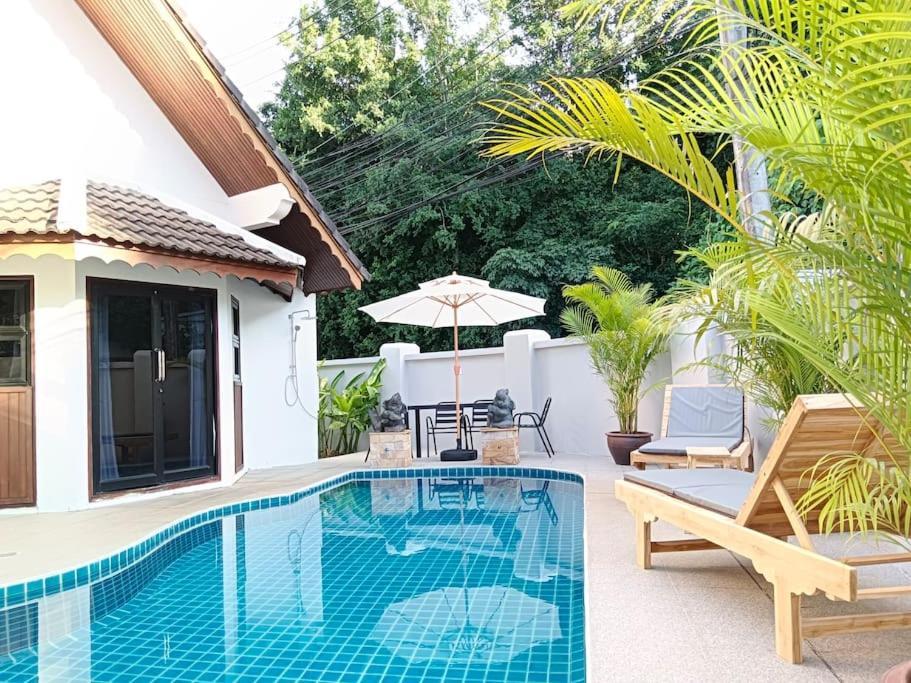 Naiharn Beach Holiday Pool Villa, Rawai Exterior photo