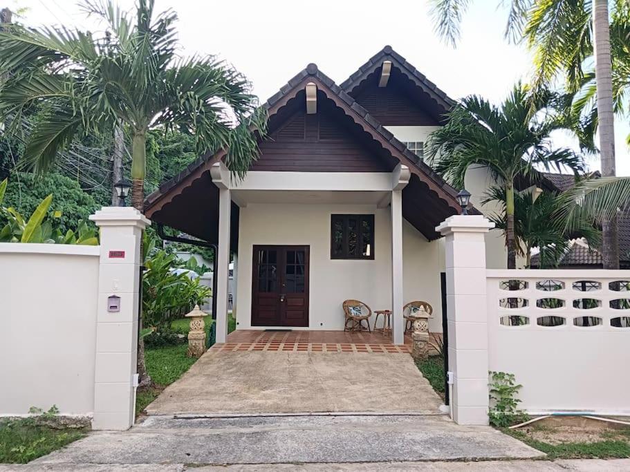 Naiharn Beach Holiday Pool Villa, Rawai Exterior photo