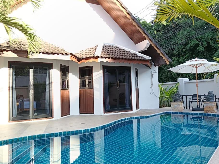 Naiharn Beach Holiday Pool Villa, Rawai Exterior photo